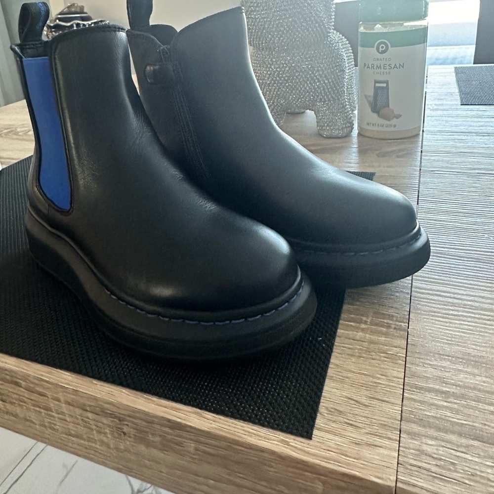 Kids McQueen boots size 33
